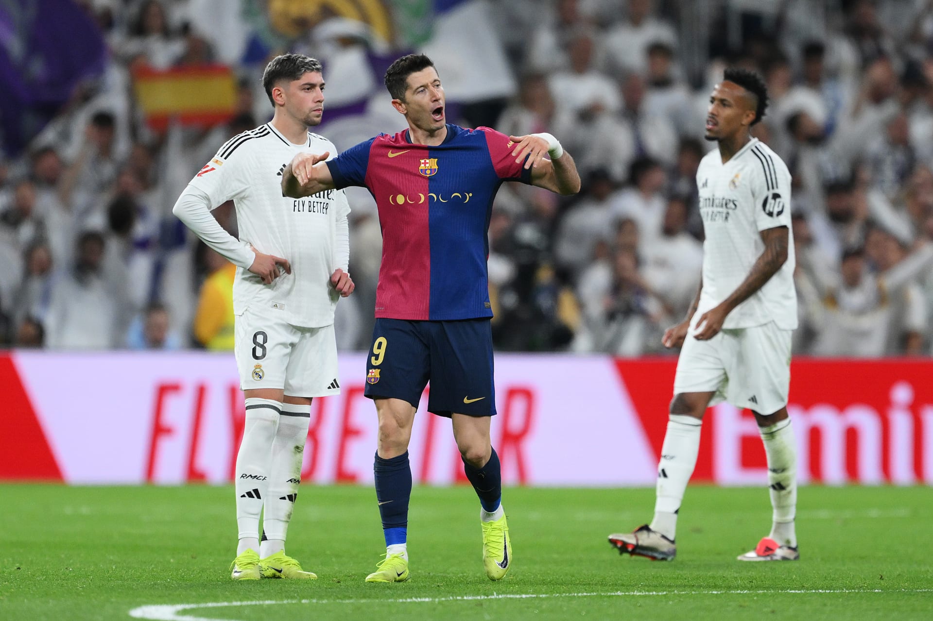 الإعلان عن حكم قمة ريال مدريد ضد برشلونة