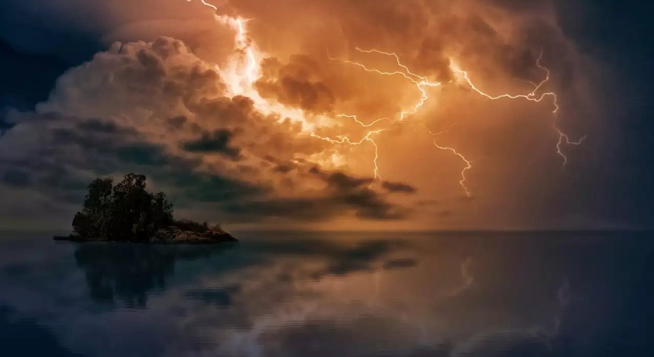 عاصفة جيومغناطيسية تضرب الأرض غدًا.. وعلماء يصفونها بضربة مزدوجة من الشمس