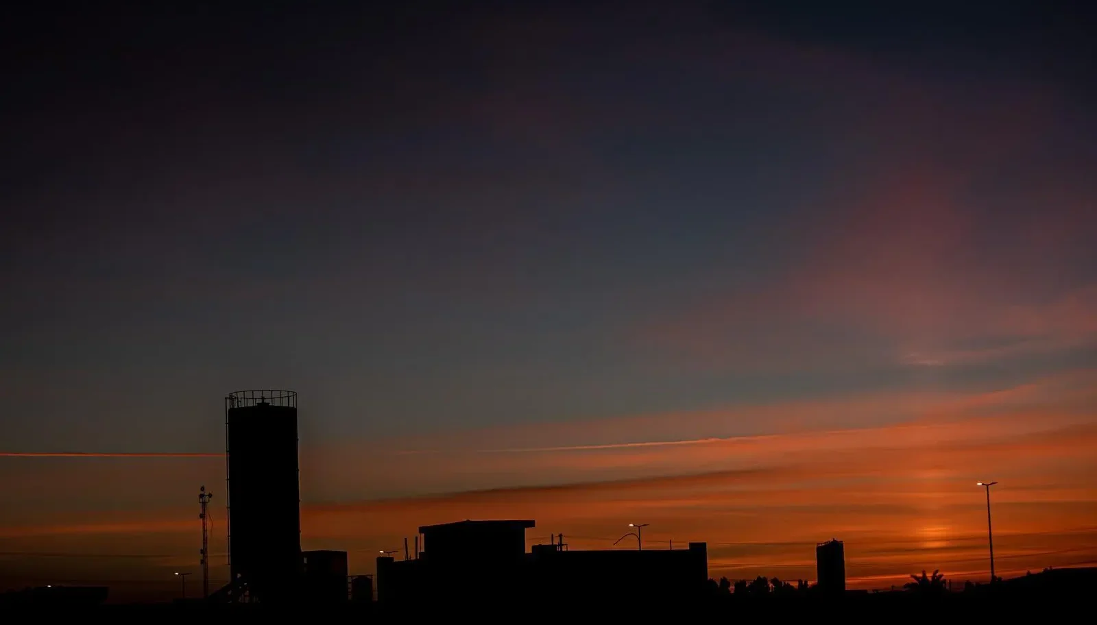 لوحة ربانية في سماء المملكة.. ظاهرة “العمود الضوئي” تخطف الأنظار في الحدود الشمالية